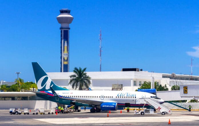 Caen 11.5% vuelos a Cancún; ante inflación, ¿vacaciones o comer bien?