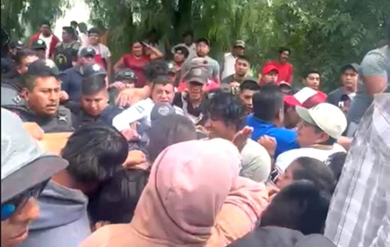 Video: Linchamiento en Puebla deja presunto extorsionador muerto y otro lesionado; vandalizan patrullas
