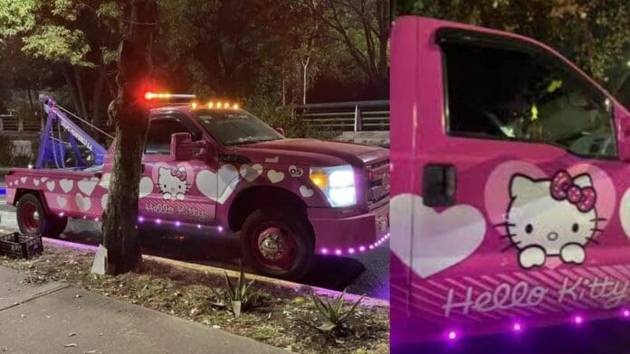 Hombre choca su auto, lo recoge una grúa de Hello Kitty y se pone feliz