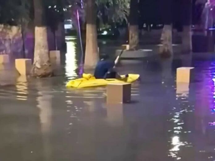 Video: Captan a joven remando en las calles de Torreón tras inundaciones por lluvia