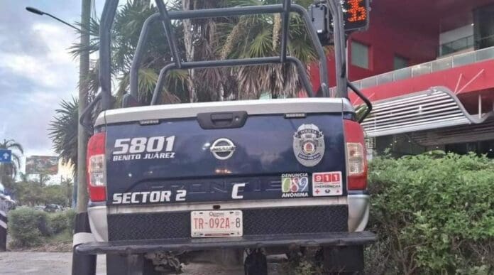 Policías de Cancún estrellaron una patrulla este martes contra el camellón en la avenida Bonampak. No pasó a mayores.