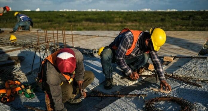 Quintana Roo es líder nacional en creación de empleo y aumento de salarios, destacó la gobernadora Mara Lezama.