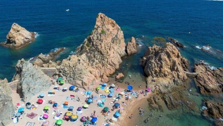 Turista mexicana muere tras caer de un acantilado en Barcelona