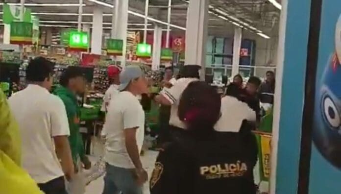 Varios sujetos golpearon a policías y guardias de seguridad en una sucursa de Bodega Aurrera en la Ciudad de México.