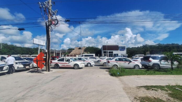 Taxistas de Tulum inician rodada pacifica en apoyo a líder detenido