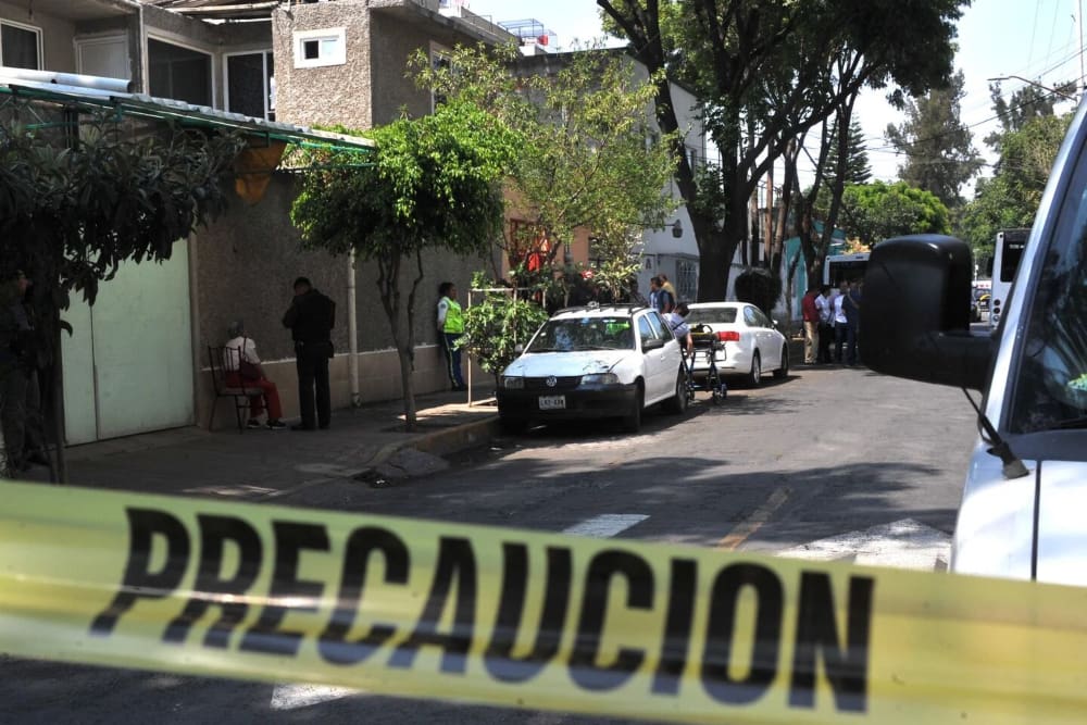 Video: Delincuente somete a sexagenario y lo atraca en su propia casa en Gustavo A. Madero, CDMX