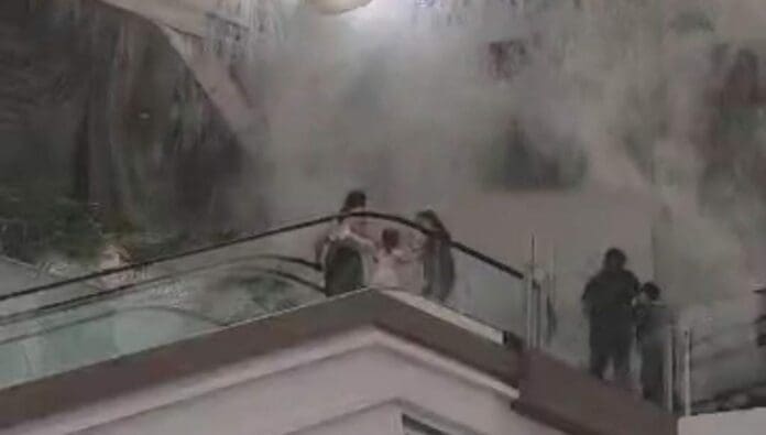 Se desplomó el techo en un centro comercial de San Pedro Garza García, Nuevo León; hay cinco personas heridas.