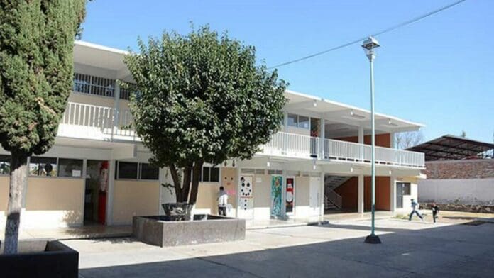 Detienen a adolescente de secundaria que extorsionaba a sus compañeros para no golpearlos