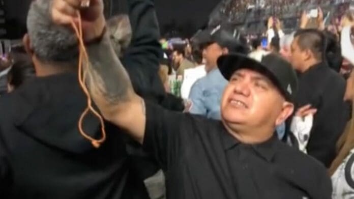 Critican a hombre por tirar las cenizas de su amigo en pleno concierto de Caifanes