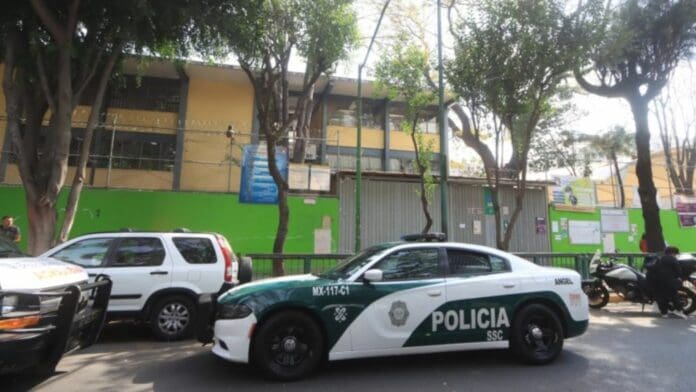 Madre e hija golpean a una estudiante de secundaria en la CDMX; la culpan de su expulsión
