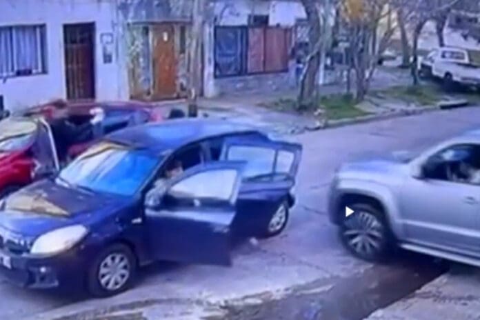 Video: Pareja escapa de cinco ladrones armados que quisieron robarle sus autos en Argentina