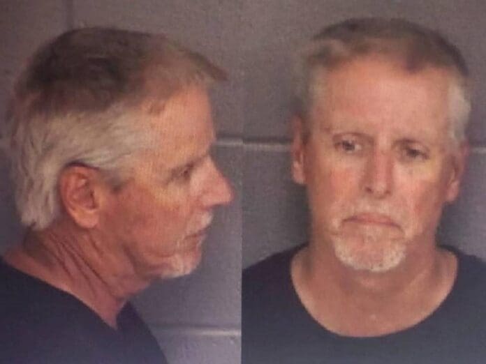 Arrestan al padre del adolescente que realizó tiroteo en escuela de Georgia