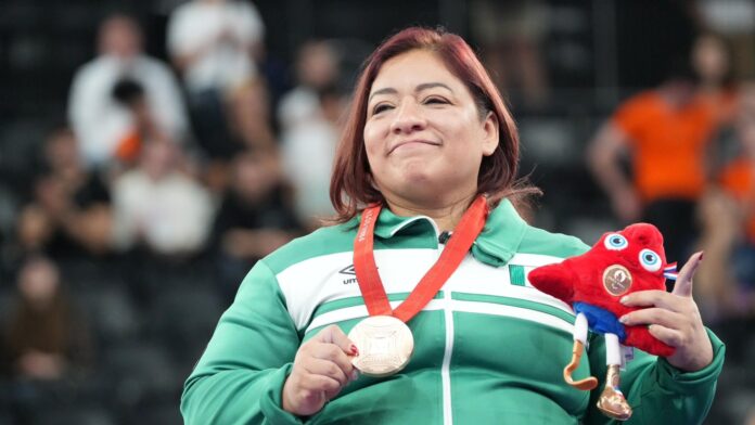 Video: Mexicana Amalia Pérez conquista bronce en para powerlifting de París 2024