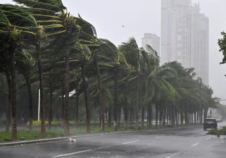 Videos: Devastador supertifón Yagi causa estragos tras su llegada a China