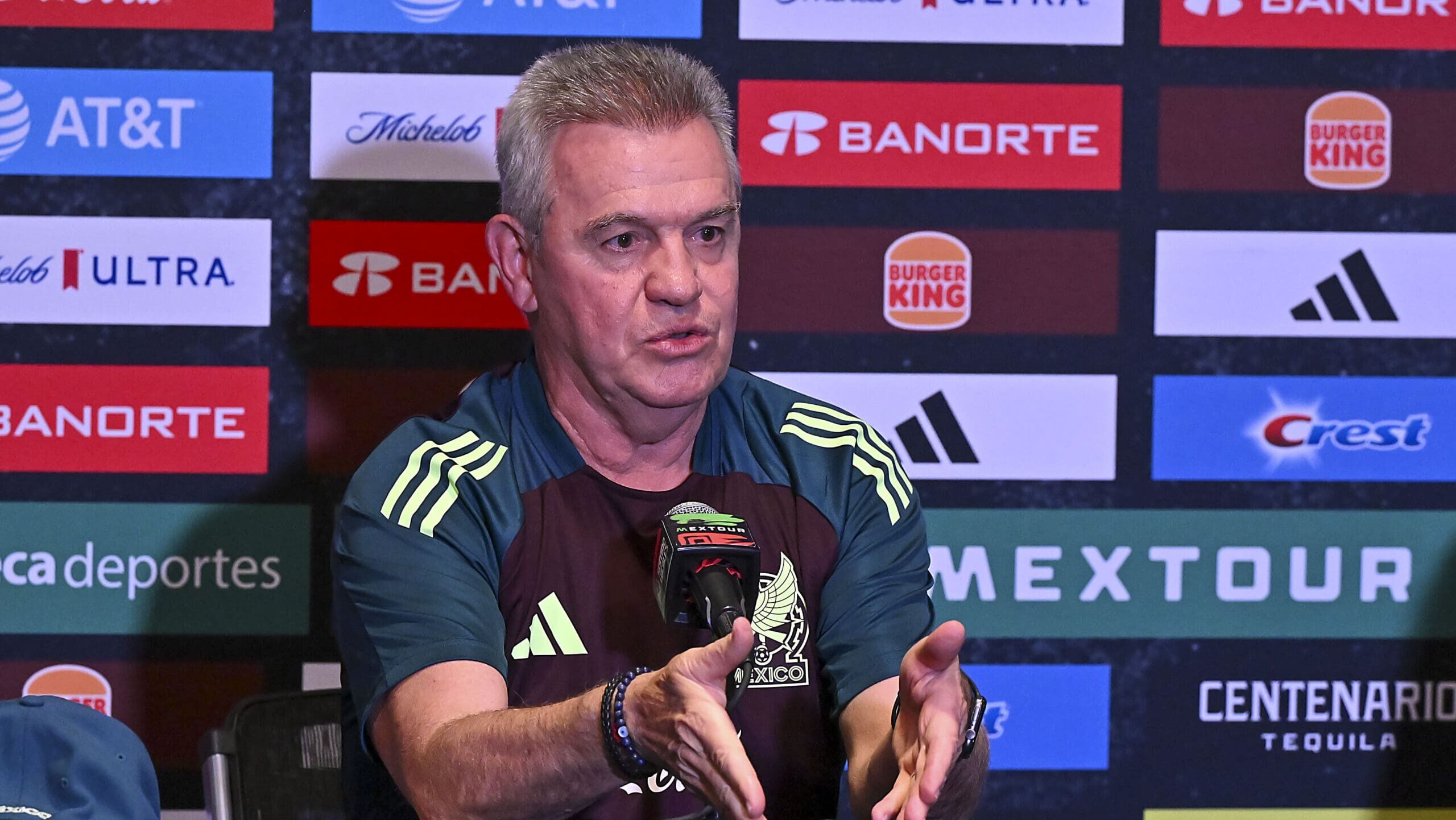 Javier Aguirre critica la ‘adicción’ de los jugadores de la Selección Mexicana a sus celulares