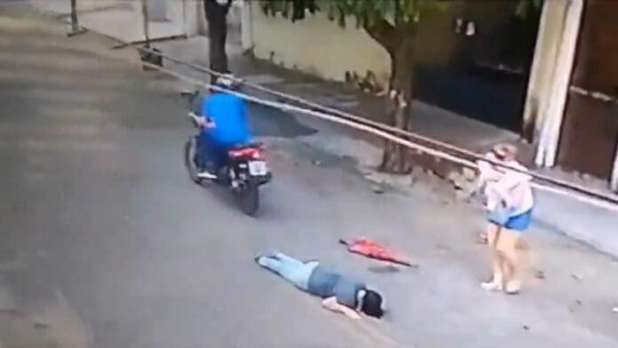 Video: Joven es asesinada frente a su madre durante un asalto; intentaba defenderse del ladrón