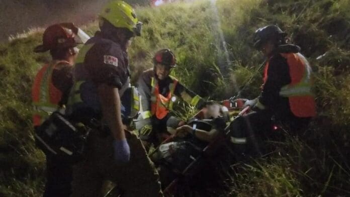 Accidente vial en Querétaro deja un muerto y tres heridos tras caer un auto al barranco