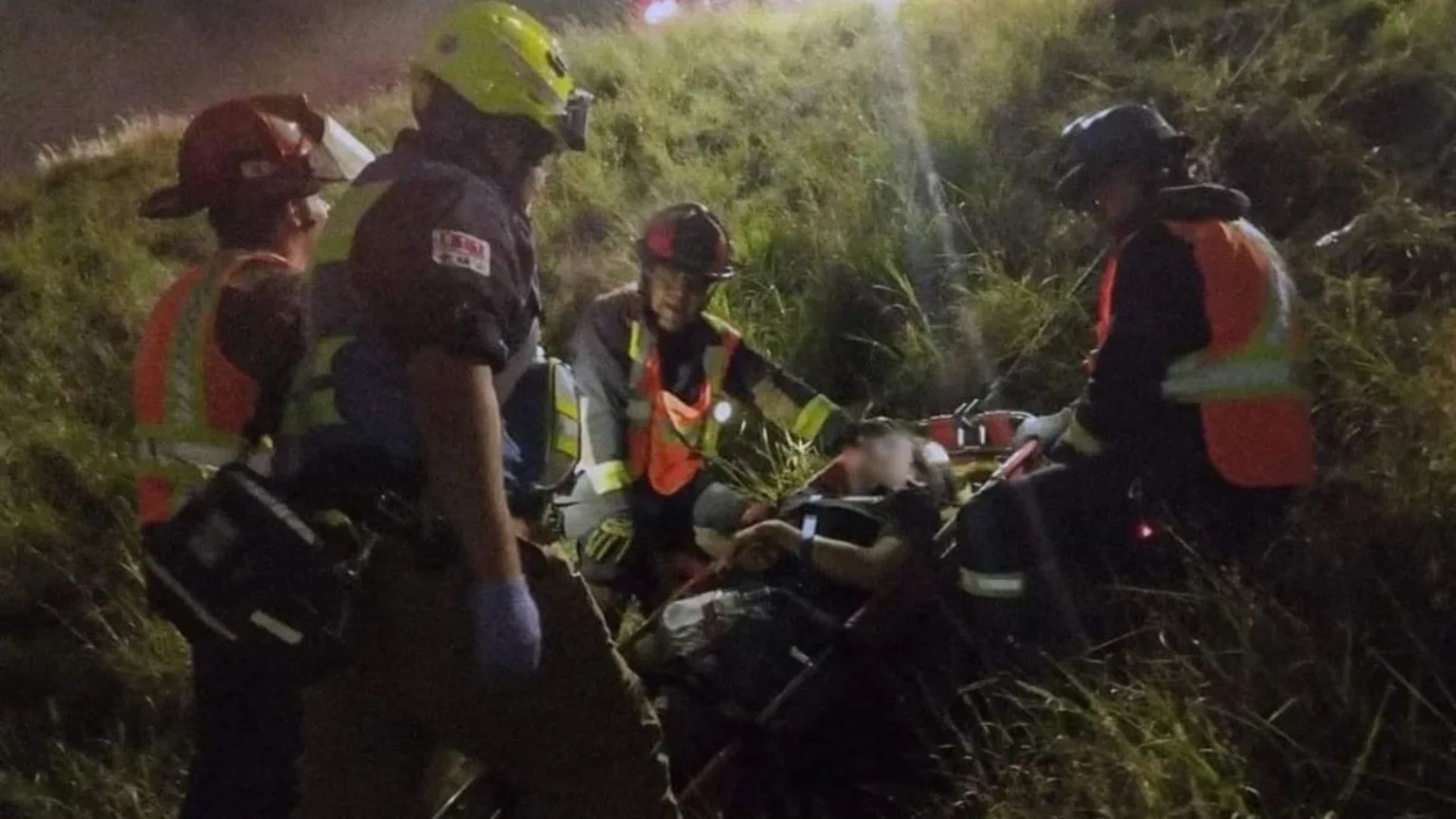 Accidente vial en Querétaro deja un muerto y tres heridos tras caer un auto al barranco