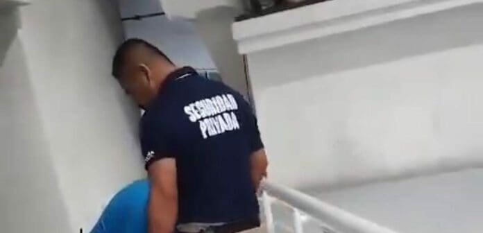Exhiben a dos guardias de seguridad que someten con violencia a una persona en la terminal del ADO de Cancún.