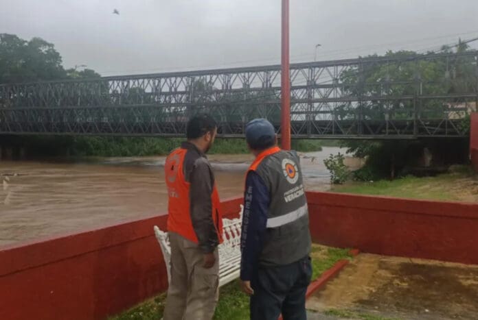Mueren dos personas arrastradas por un arroyo tras fuertes lluvias en Moloacán, Veracruz