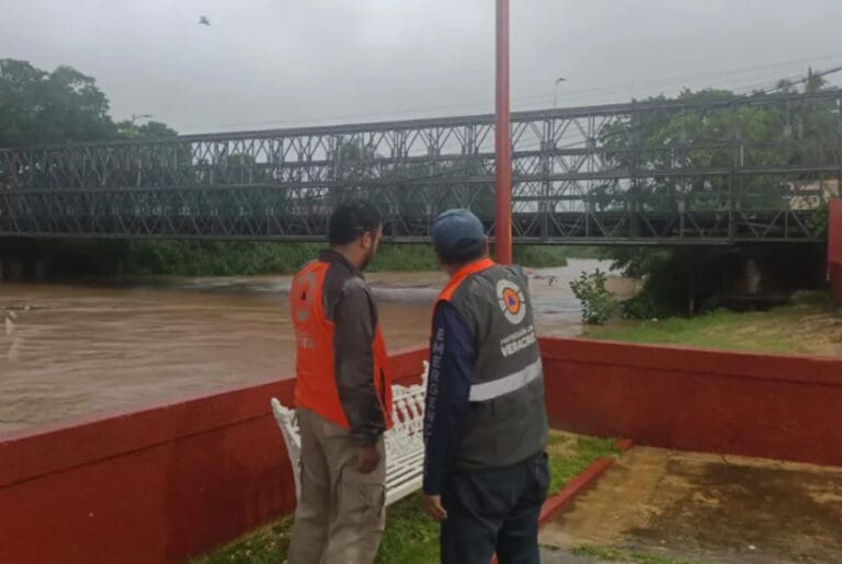Mueren dos personas arrastradas por un arroyo tras fuertes lluvias en Moloacán, Veracruz