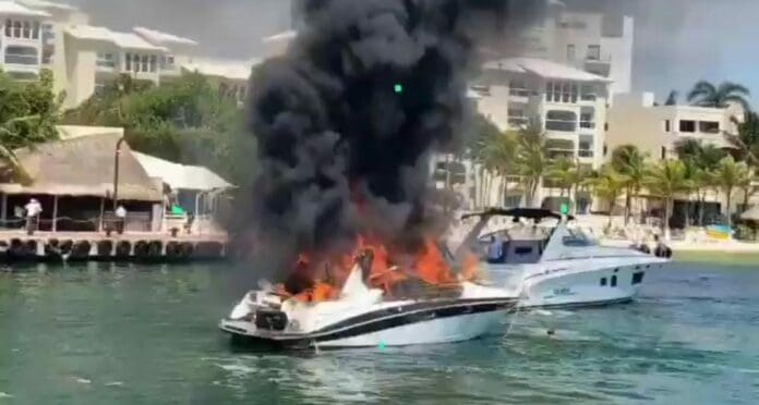 Una embarcación se incendió este domingo en Cancún a la altura del puente Calinda en la Zona Hotelera, en el km 4.5.