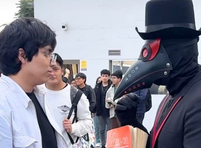 VIDEO: Joven se niega a recibir 100 dólares a cambio de arrancar una hoja de la Biblia porque se podría ir al infierno