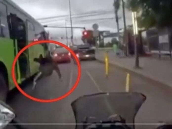 Avientan de camión a ratero en CDMX y moto casi lo aplasta