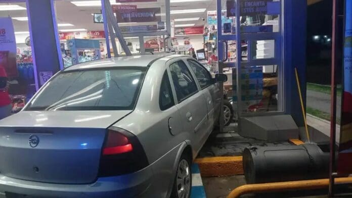 Mujer estrella su auto contra tienda de conveniencia, en Hidalgo