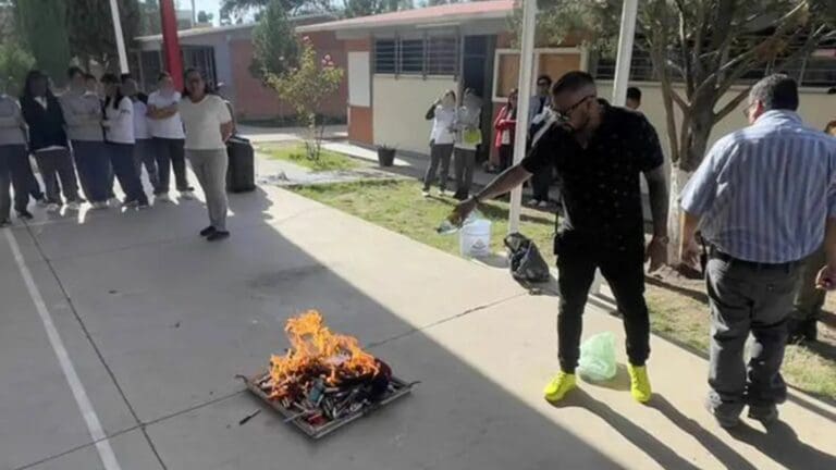 Secundaria en Durango decomisa y quema celulares; autoridades educativas aclaran que están prohibidos
