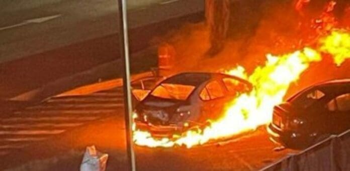 Incendiaron un automóvil afuera del C5 en Puebla; contenía los restos de un empresario secuestrado este domingo.