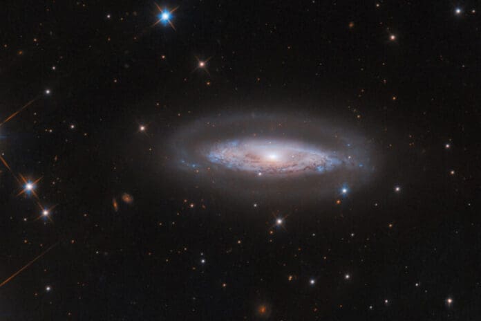 NASA capta una galaxia que tiene un gigantesco agujero negro activo en su centro