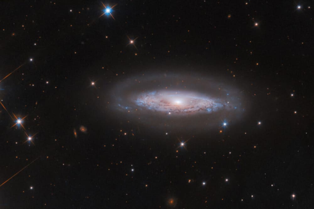 NASA capta una galaxia que tiene un gigantesco agujero negro activo en su centro