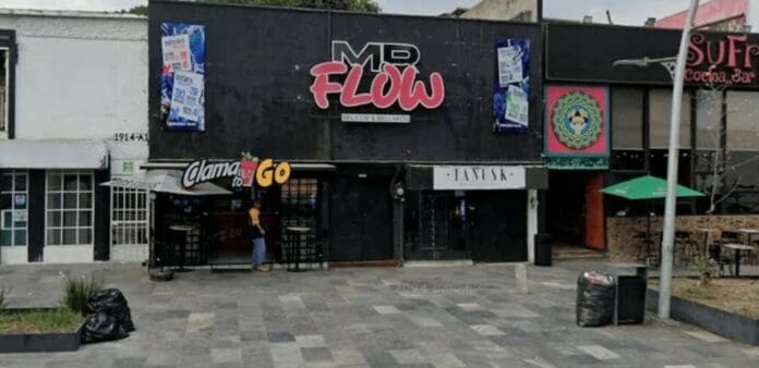 Video: Denuncian a cadeneros de un bar por golpear y robar a jóvenes en Puebla