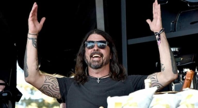 Critican al rockero Dave Grohl tras anunciar que tuvo una hija fuera del matrimonio. El tema causó mucha polémica.