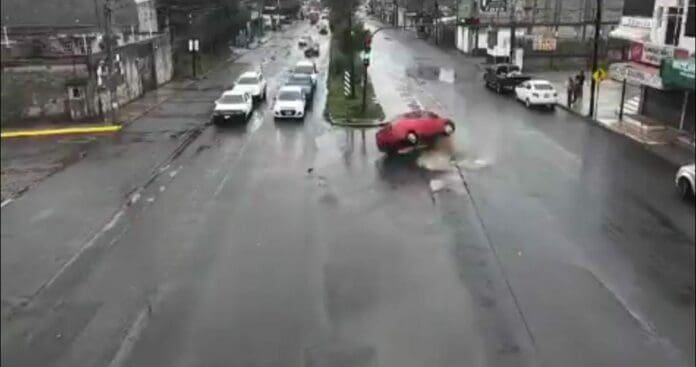 Un video muestra el momento en que un carro vuelca en Puebla a causa de un gran bache que parecía sólo un charco.