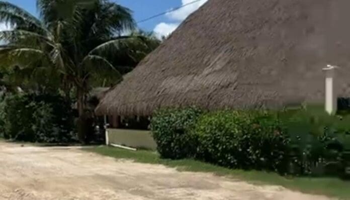 Asesinan a dueño de salón de fiestas en Cancún, aparentemente por negarse a pagar el famoso cobro de piso.