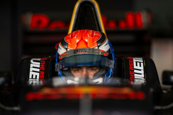Piloto mexicano de 15 años Ernesto Rivera firma contrato con Red Bull