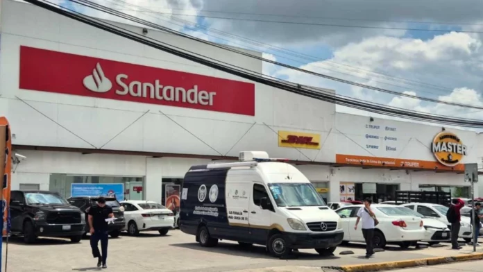 Roban siete millones de pesos de un banco Santander de León; hicieron un boquete desde el techo