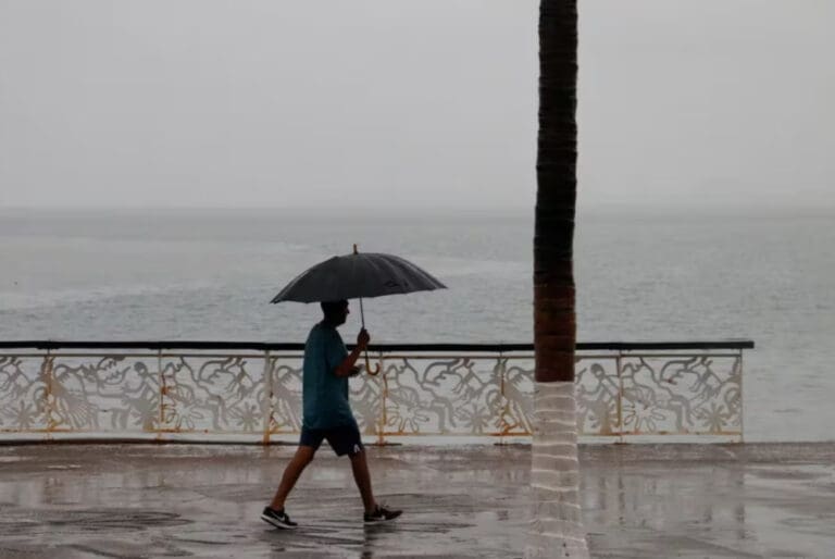 Autoridades advierten que una baja presión en el Pacífico podría evolucionar a ciclón tropical en el país