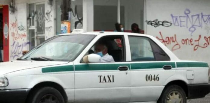 Presuntos delincuentes apuñalaron a un taxista en Cancún, a quien dejaron tirado en la calle para posteriormente huir a bordo de la unidad.