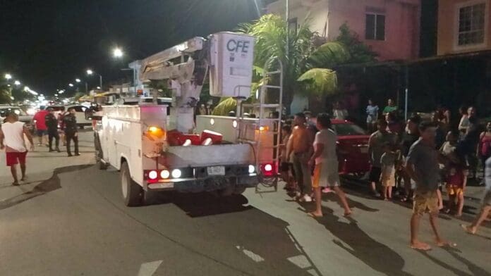 Video: Tres detenidos tras la quema de una camioneta de la CFE en Villas del Sol en Playa del Carmen