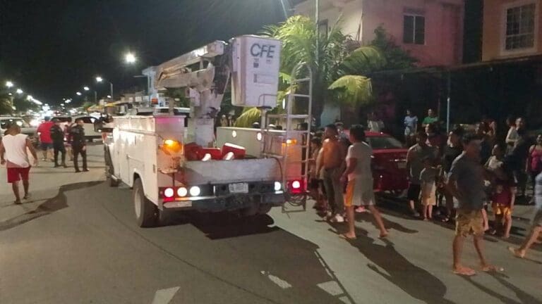 Video: Tres detenidos tras la quema de una camioneta de la CFE en Villas del Sol en Playa del Carmen