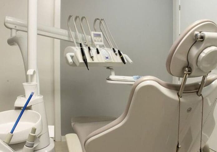 Muere un hombre luego de la extracción de 23 dientes en un solo día