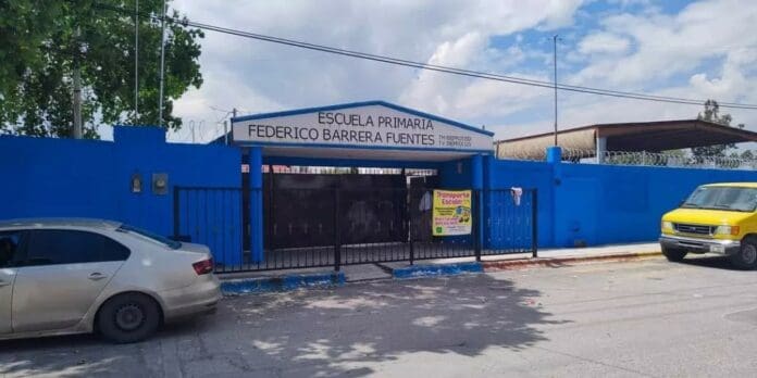Padres golpean a maestra por exhibir mal desempeño de su hijo en escuela de Coahuila