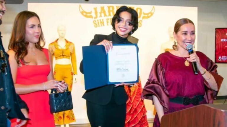 Ángela Aguilar recibe homenaje en el consulado de México en Houston por enaltecer la cultura mexicana