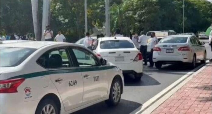 Eran taxistas los dos ejecutados hallados en la vía Cancún-Mérida hace unas horas. Habrían sido levantados en Zona Hotelera.