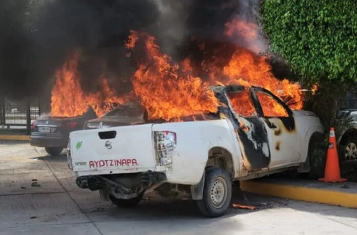 Video: Estudiantes normalistas vandalizan sede del Congreso de Guerrero