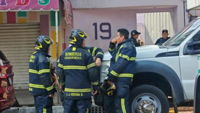 Hallan cuerpo en estado de descomposición al interior de un departamento en CDMX
