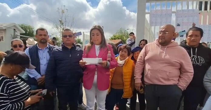 Acusan a un maestro de San Andrés Cholula, Puebla de agredir a una menor de 13 años de edad. El sujeto fue golpeado.